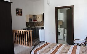 Guest House On Gia Abesadze Street