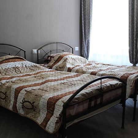 Guest House On Gia Abesadze Street ティビリシ エクステリア 写真