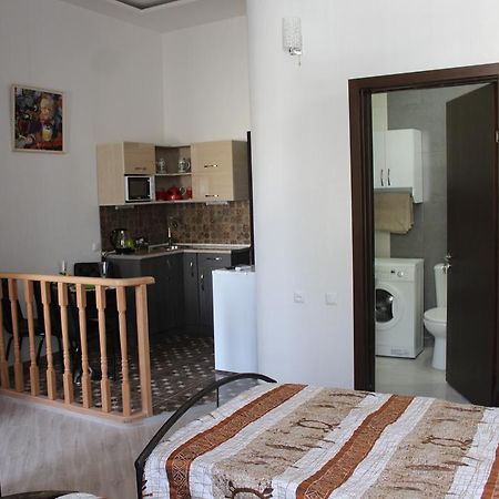 Guest House On Gia Abesadze Street ティビリシ エクステリア 写真