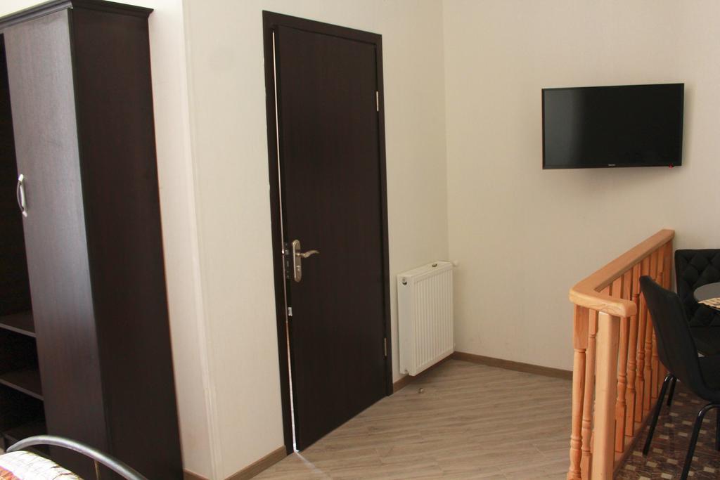 Guest House On Gia Abesadze Street ティビリシ エクステリア 写真