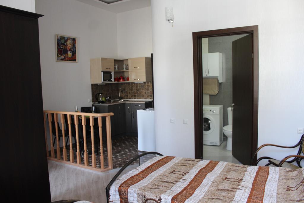 Guest House On Gia Abesadze Street ティビリシ エクステリア 写真